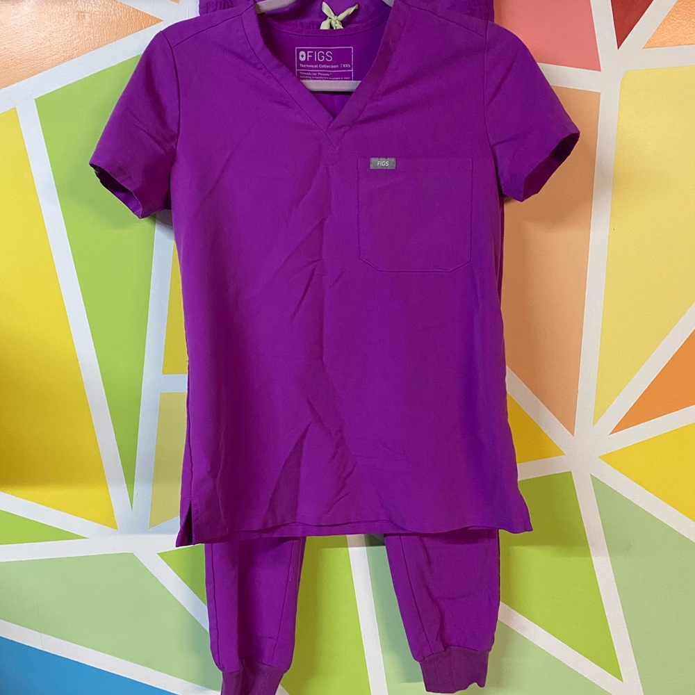 FIGS Technical Collection Scrub Set Beautiful vibrant fuchsia top xxs, bottom xs